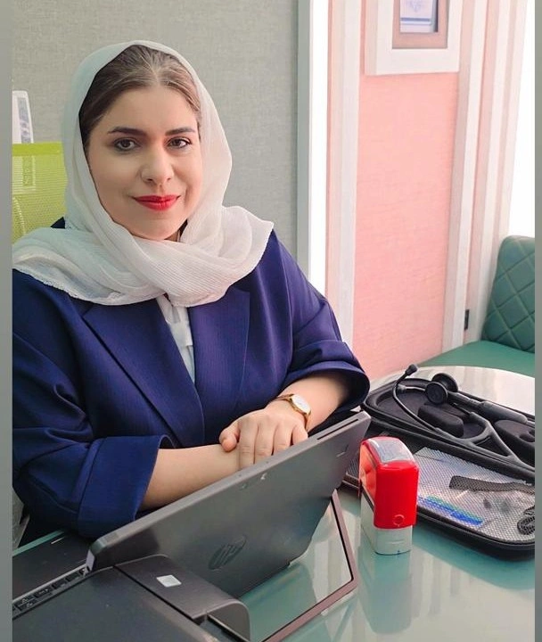 دکتر راضیه نعیمی در حال انجام اکو قلب در شیراز با دستگاه‌های پیشرفته و دقت بالا