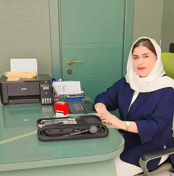 دکتر راضیه نعیمی، متخصص قلب در شیراز، در مطب خود آماده انجام تست ورزش قلب با برخورد حرفه‌ای و تجهیزات تخصصی.